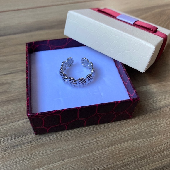 NWOT Seashell Ring - Picture 3 of 3